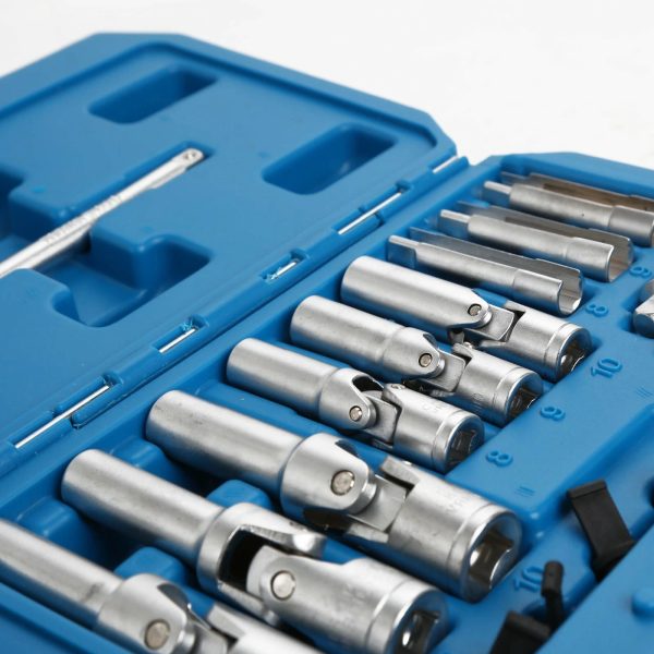 Open blue case displaying an 18-piece chrome vanadium flexible socket set organized by size.